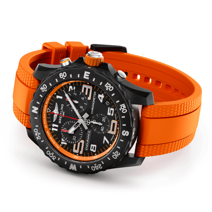 relógio de lado endurance pro pulseira laranja e mostrador preto