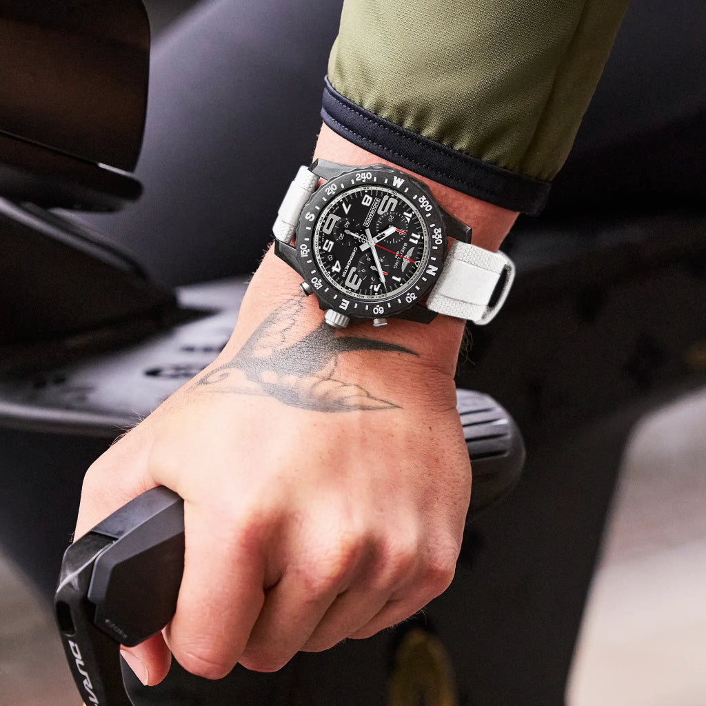 Pulso homem com relógio Professional Endurance Pro 44mm de pulseira silicone branca, e mostrador e caixa pretos