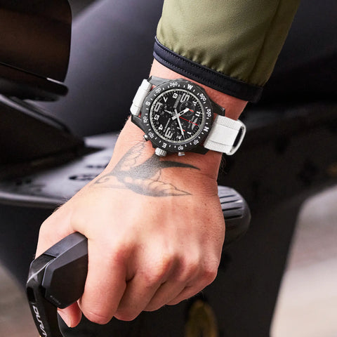 Pulso homem com relógio Professional Endurance Pro 44mm de pulseira silicone branca, e mostrador e caixa pretos