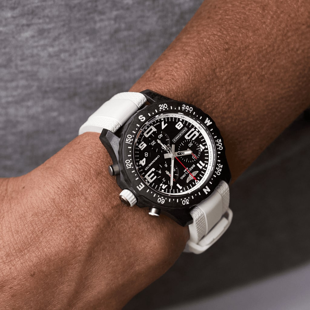 Pulso homem com relógio Professional Endurance Pro 38mm de pulseira silicone branca, e mostrador e caixa pretos