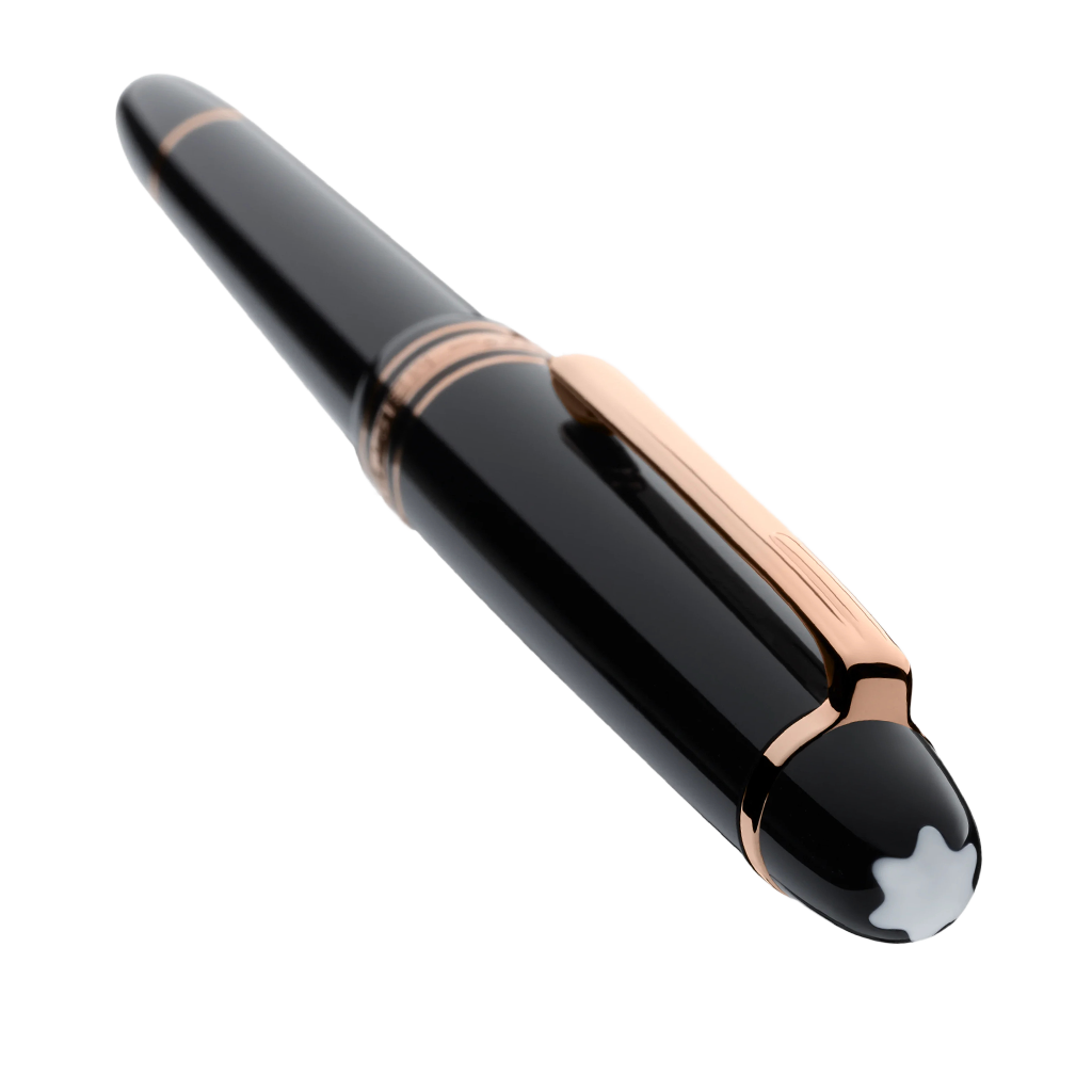 Caneta de tinteiro com um aparo feito à mão em ouro 14k apresentando incrustações revestidas a ródio, colocada contra um fundo branco. A caneta tem um elegante barril preto com detalhes em ouro, destacando os materiais luxuosos e o artesanato.