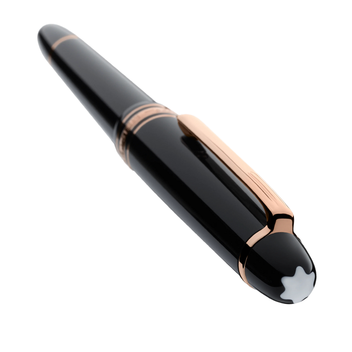 Caneta de tinteiro com um aparo feito à mão em ouro 14k apresentando incrustações revestidas a ródio, colocada contra um fundo branco. A caneta tem um elegante barril preto com detalhes em ouro, destacando os materiais luxuosos e o artesanato.