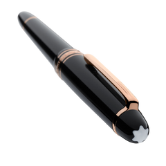 Caneta de tinteiro com um aparo feito à mão em ouro 14k apresentando incrustações revestidas a ródio, colocada contra um fundo branco. A caneta tem um elegante barril preto com detalhes em ouro, destacando os materiais luxuosos e o artesanato.