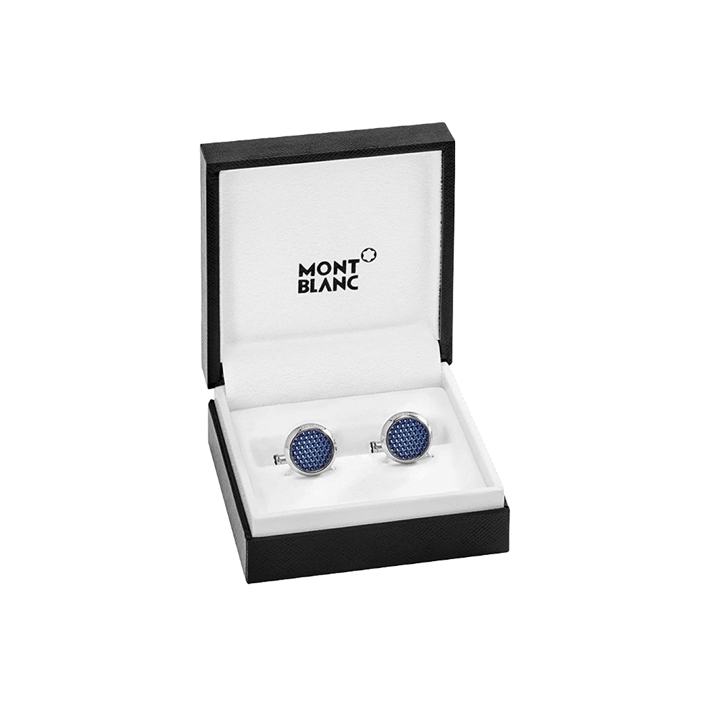 Um par de botões de punho da Montblanc com incrustações de cristal azul, apresentados numa caixa preta aberta com o logotipo da Montblanc no interior da tampa. Os botões de punho são redondos e parecem ser finamente trabalhados, refletindo a luz de suas superfícies multifacetadas, sugerindo um acessório luxuoso para trajes formais.