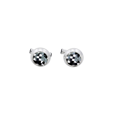 Um par de botões de punho com uma moldura redonda e prateada e um design quadriculado preto e branco no centro. O padrão cria uma ilusão óptica de profundidade tridimensional, assemelhando-se a um tabuleiro de xadrez que se curva para dentro. Os botões de punho estão definidos contra um fundo branco simples, destacando seu design intrincado e acabamento polido.