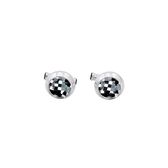 Um par de botões de punho com uma moldura redonda e prateada e um design quadriculado preto e branco no centro. O padrão cria uma ilusão óptica de profundidade tridimensional, assemelhando-se a um tabuleiro de xadrez que se curva para dentro. Os botões de punho estão definidos contra um fundo branco simples, destacando seu design intrincado e acabamento polido.