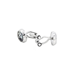 Um par de botões de punho com acabamento em prata e um design quadriculado preto e branco na face. Os botões de punho têm um fecho clássico de barra em T com um pequeno detalhe embelezador que se assemelha a uma forma de flor ou estrela no pivô. O fundo é branco simples, destacando o design elegante e sofisticado dos acessórios