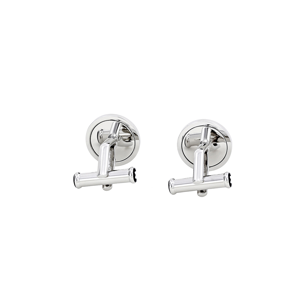 Um par de botões de punho prateados com um design circular clássico e um fecho de barra em T na parte de trás. Os botões de punho são simétricos, polidos e parecem ser feitos de um metal brilhante, possivelmente prata esterlina. Eles estão isolados em um fundo branco que realça sua aparência elegante e sofisticada