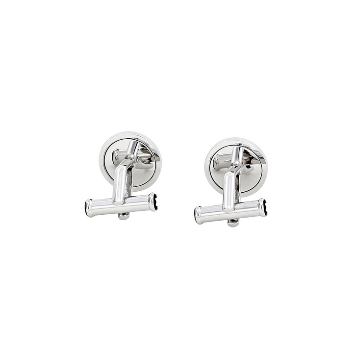 Um par de botões de punho prateados com um design circular clássico e um fecho de barra em T na parte de trás. Os botões de punho são simétricos, polidos e parecem ser feitos de um metal brilhante, possivelmente prata esterlina. Eles estão isolados em um fundo branco que realça sua aparência elegante e sofisticada