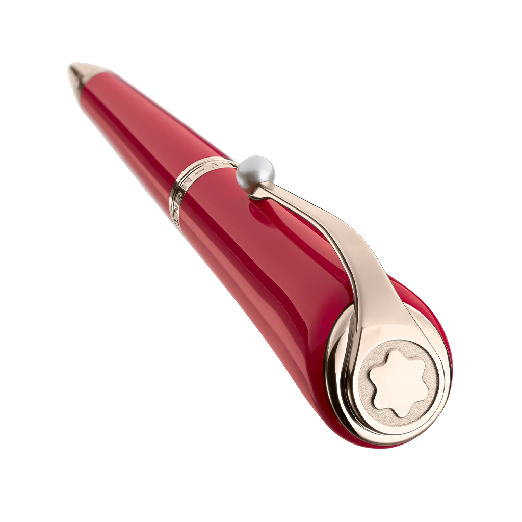 Uma esferográfica de resina elegante com um acabamento brilhante vermelho. A caneta apresenta detalhes em prata, incluindo um design de clipe distinto que se curva para fora e termina com um emblema em forma de estrela na lateral. O design geral é elegante e moderno, sugerindo um instrumento de escrita de luxo.