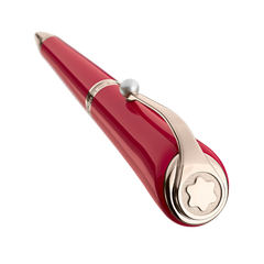 Uma esferográfica de resina elegante com um acabamento brilhante vermelho. A caneta apresenta detalhes em prata, incluindo um design de clipe distinto que se curva para fora e termina com um emblema em forma de estrela na lateral. O design geral é elegante e moderno, sugerindo um instrumento de escrita de luxo.