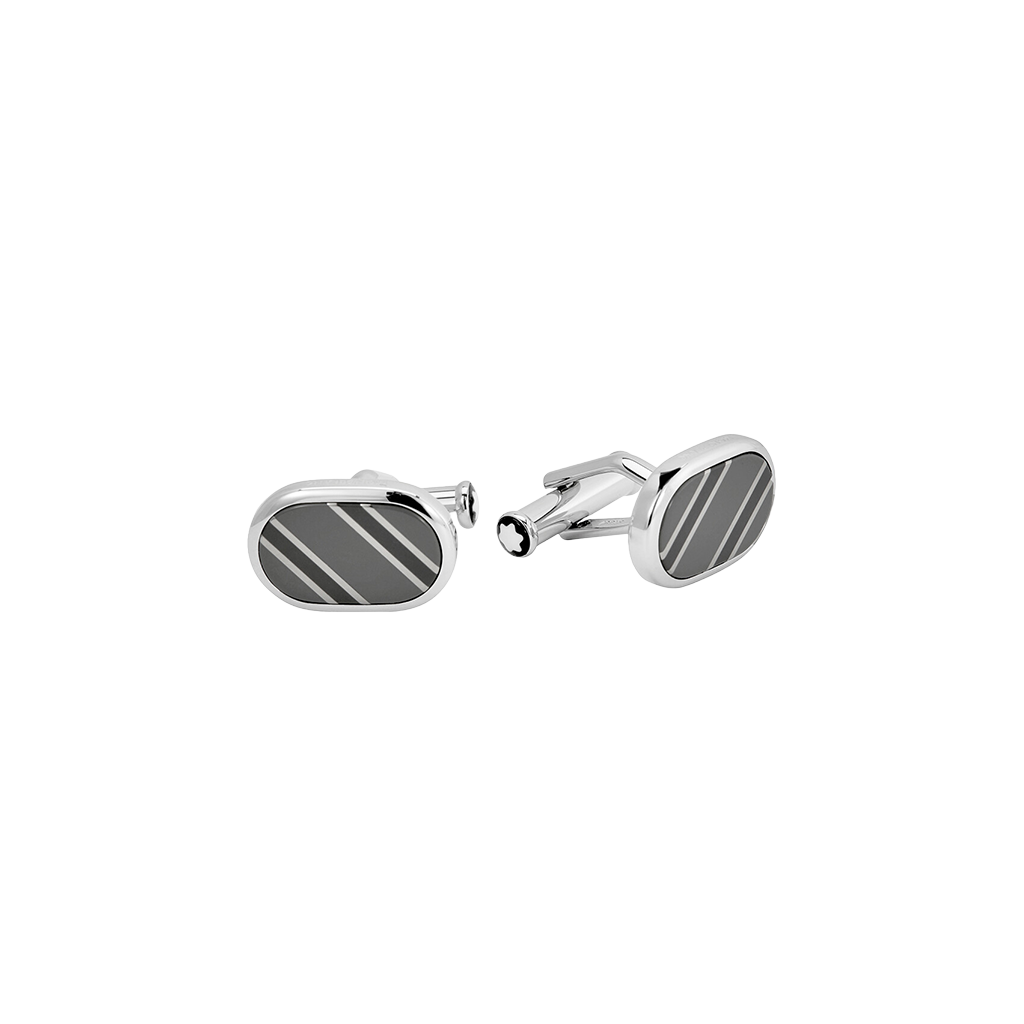 Um par de botões de punho com um acabamento elegante em prata e um design oval apresentando listras diagonais em preto e prata. Os botões de punho têm um fecho clássico em forma de T na parte de trás, indicando um acessório sofisticado para trajes formais