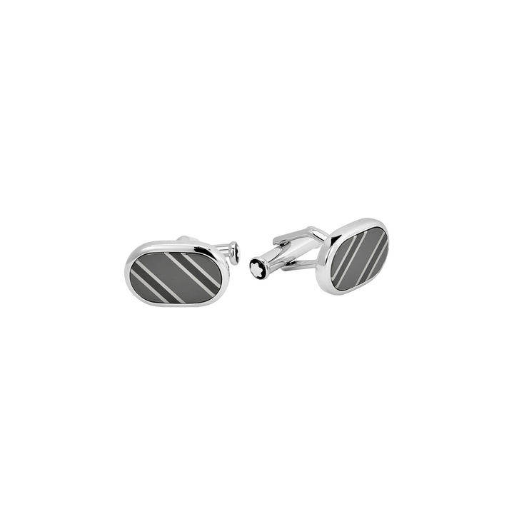 Um par de botões de punho com um acabamento elegante em prata e um design oval apresentando listras diagonais em preto e prata. Os botões de punho têm um fecho clássico em forma de T na parte de trás, indicando um acessório sofisticado para trajes formais