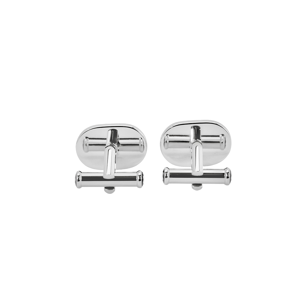 Um par de botões de punho de prata com formato oval e um design simples e elegante. Os botões de punho têm um acabamento polido e apresentam um poste curto com um toggle na extremidade para fixá-los nos punhos das camisas. 