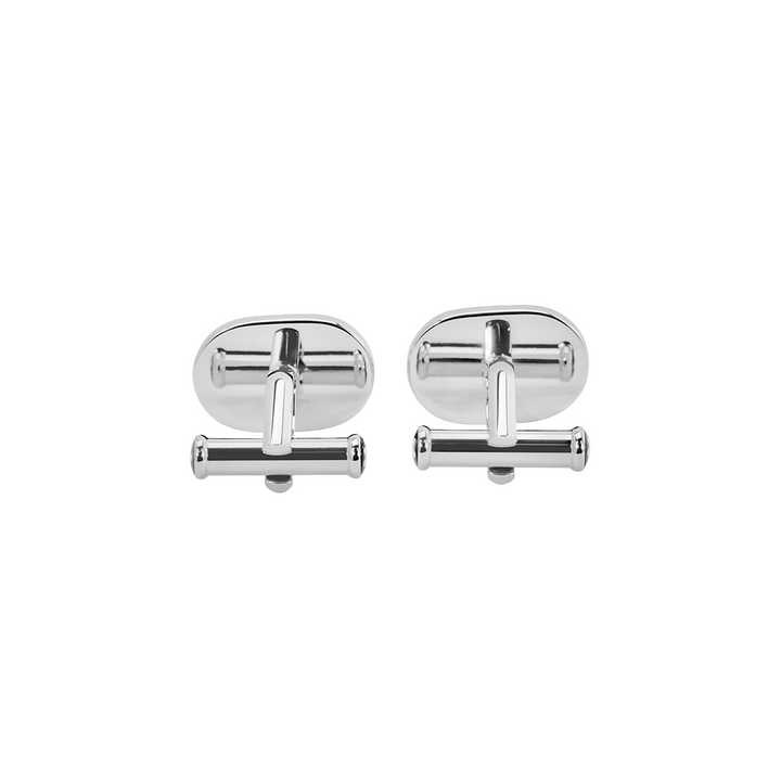 Um par de botões de punho de prata com formato oval e um design simples e elegante. Os botões de punho têm um acabamento polido e apresentam um poste curto com um toggle na extremidade para fixá-los nos punhos das camisas. 