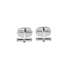 Um par de botões de punho de prata com formato oval e um design simples e elegante. Os botões de punho têm um acabamento polido e apresentam um poste curto com um toggle na extremidade para fixá-los nos punhos das camisas. 