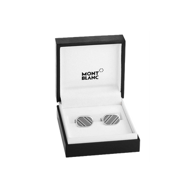 Um par de botões de punho de prata com um design listrado está exibido dentro de uma caixa aberta da marca Mont Blanc. A caixa é preta por fora e branca por dentro, com o logotipo da Mont Blanc impresso na parte superior interior. Os botões de punho estão colocados em um slot dedicado, destacando sua elegância e apelo de luxo
