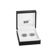 Um par de botões de punho de prata com um design listrado está exibido dentro de uma caixa aberta da marca Mont Blanc. A caixa é preta por fora e branca por dentro, com o logotipo da Mont Blanc impresso na parte superior interior. Os botões de punho estão colocados em um slot dedicado, destacando sua elegância e apelo de luxo