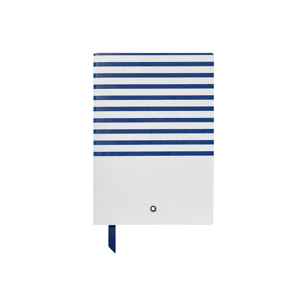 Imagem de um caderno Montblanc da linha Ladies Editions. A capa apresenta uma série de listras horizontais em dois tons de azul, com os dois terços superiores cobertos por listras azul escuro e o terço inferior em azul claro sólido com um padrão texturizado sutil. Um pequeno emblema redondo da Montblanc é visível no canto inferior direito da seção azul clara. O caderno também tem um marcador de fita azul que se estende a partir da borda inferior.