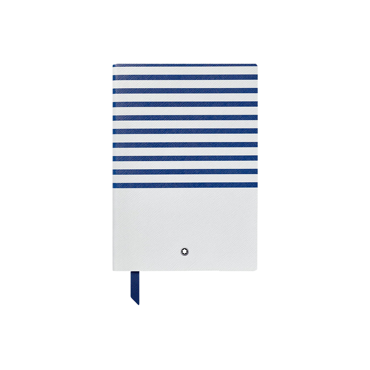 Imagem de um caderno Montblanc da linha Ladies Editions. A capa apresenta uma série de listras horizontais em dois tons de azul, com os dois terços superiores cobertos por listras azul escuro e o terço inferior em azul claro sólido com um padrão texturizado sutil. Um pequeno emblema redondo da Montblanc é visível no canto inferior direito da seção azul clara. O caderno também tem um marcador de fita azul que se estende a partir da borda inferior.