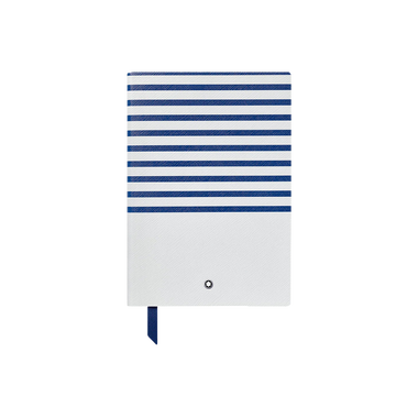 Imagem de um caderno Montblanc da linha Ladies Editions. A capa apresenta uma série de listras horizontais em dois tons de azul, com os dois terços superiores cobertos por listras azul escuro e o terço inferior em azul claro sólido com um padrão texturizado sutil. Um pequeno emblema redondo da Montblanc é visível no canto inferior direito da seção azul clara. O caderno também tem um marcador de fita azul que se estende a partir da borda inferior.