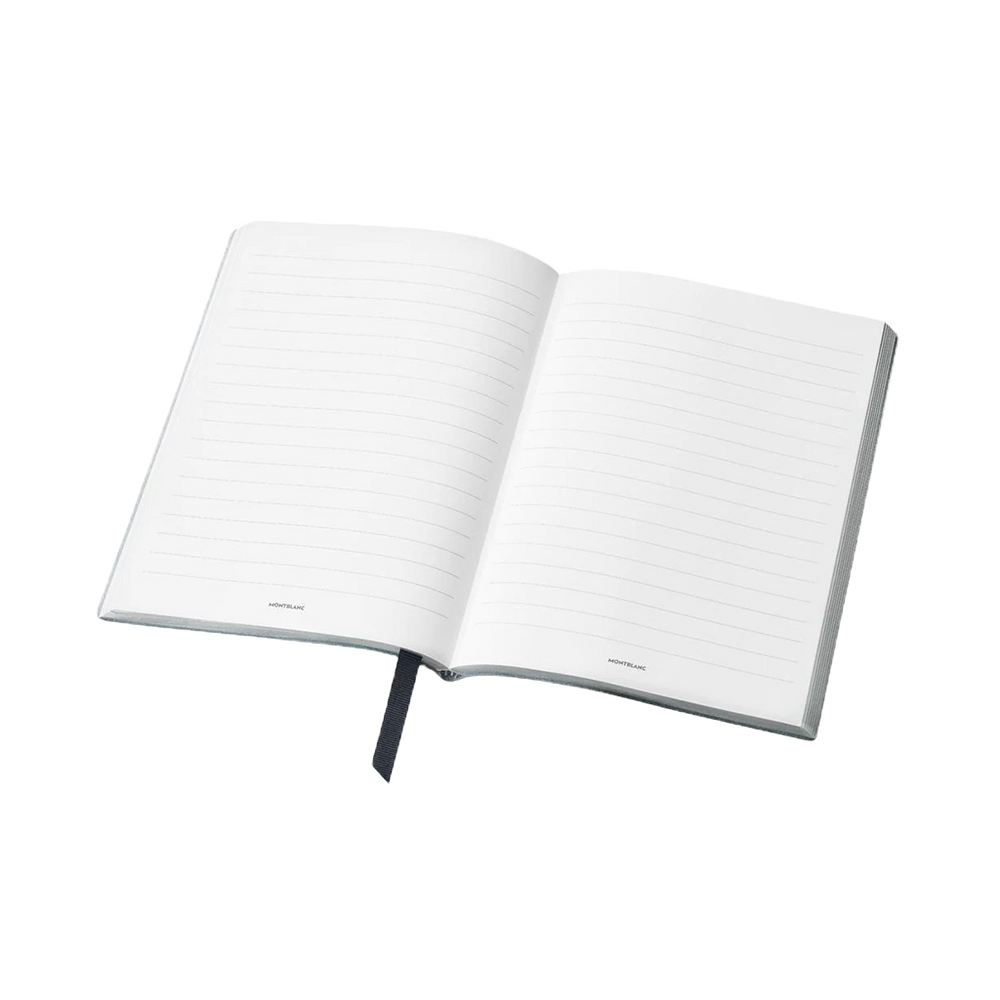 Um caderno de capa dura aberto com páginas pautadas. O caderno está posicionado em um ângulo leve, exibindo uma fita marcadora azul visível na parte inferior central da página. O fundo é branco puro, enfatizando o estado limpo e não utilizado do caderno.