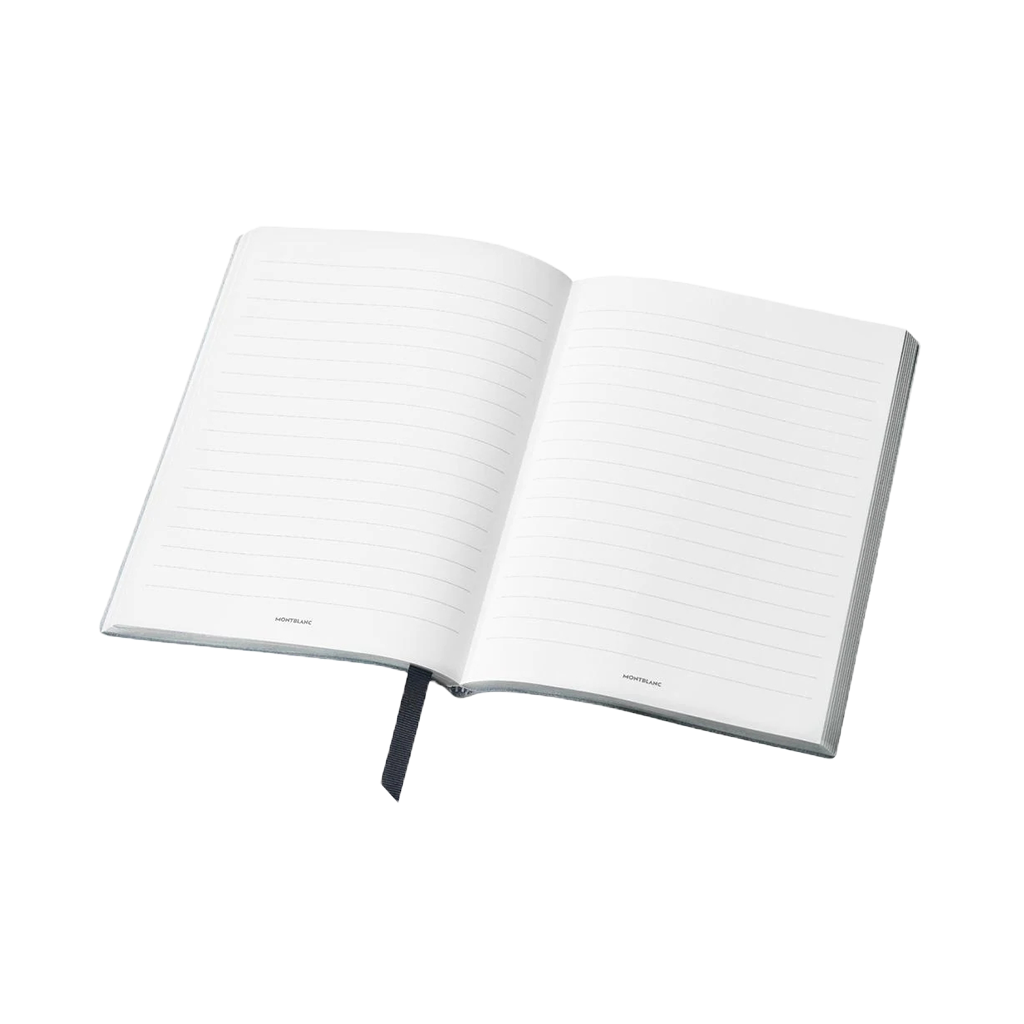 Um caderno de capa dura aberto com páginas pautadas. O caderno está posicionado em um ângulo leve, exibindo uma fita marcadora azul visível na parte inferior central da página. O fundo é branco puro, enfatizando o estado limpo e não utilizado do caderno.