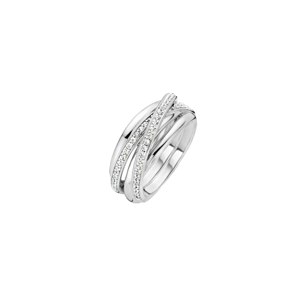 Um anel em prata banhada a platina com um design de aro dividido. Uma das bandas é adornada com várias pequenas zircónias redondas que brilham à luz, enquanto a outra banda é polida, proporcionando um contraste elegante. A aparência sofisticada e cintilante do anel sugere que é ideal para ocasiões especiais ou como uma peça de destaque
