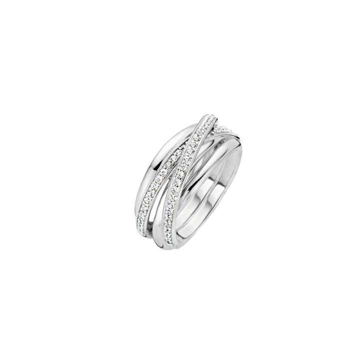 Um anel em prata banhada a platina com um design de aro dividido. Uma das bandas é adornada com várias pequenas zircónias redondas que brilham à luz, enquanto a outra banda é polida, proporcionando um contraste elegante. A aparência sofisticada e cintilante do anel sugere que é ideal para ocasiões especiais ou como uma peça de destaque