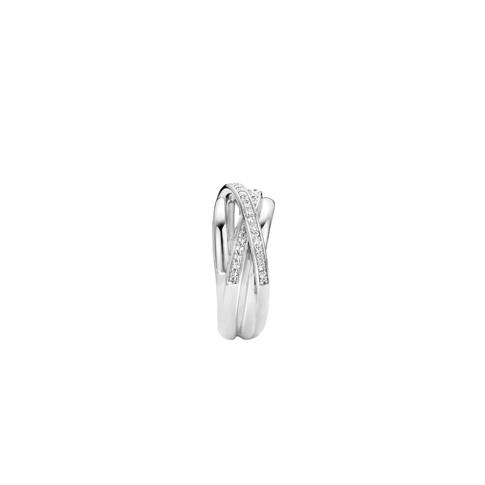 imagem lateral de um anel em prata banhada a platina com um design de aro dividido. Uma das bandas é adornada com várias pequenas zircónias redondas que brilham à luz, enquanto a outra banda é polida, proporcionando um contraste elegante. A aparência sofisticada e cintilante do anel sugere que é ideal para ocasiões especiais ou como uma peça de destaque