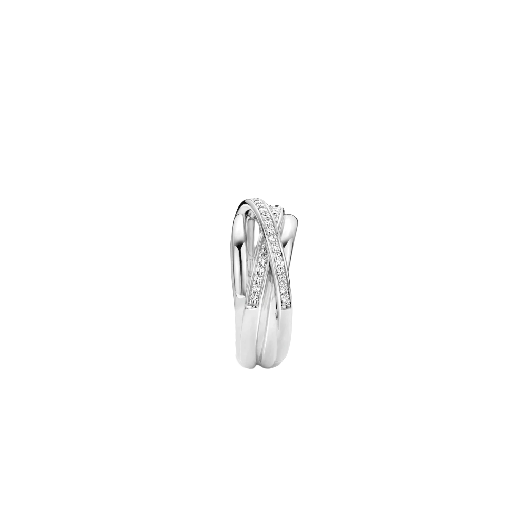 imagem lateral de um anel em prata banhada a platina com um design de aro dividido. Uma das bandas é adornada com várias pequenas zircónias redondas que brilham à luz, enquanto a outra banda é polida, proporcionando um contraste elegante. A aparência sofisticada e cintilante do anel sugere que é ideal para ocasiões especiais ou como uma peça de destaque
