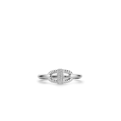 imagem da vista de cima de anel de prata banhado a ródio, exibindo um design intrincado. A parte central do anel apresenta uma área retangular adornada com várias pequenas pedras de zircónia branca que refletem a luz, dando à peça uma aparência cintilante. A banda do anel se divide para abraçar esta peça central, com cada seção dividida assemelhando-se a uma corda ou trança torcida que adiciona textura e interesse visual ao design geral.