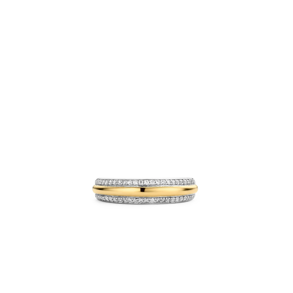 vista de cima de anel de prata banhado a ouro amarelo, apresentando um design de banda onde as seções de prata e ouro estão paralelas entre si, separadas por uma linha de pedras de zircónia branca no meio. Esta combinação de metais e gemas torna o anel visualmente atraente e versátil para diferentes estilos. Ideal para quem aprecia joias com um toque distinto.