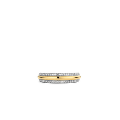 vista de cima de anel de prata banhado a ouro amarelo, apresentando um design de banda onde as seções de prata e ouro estão paralelas entre si, separadas por uma linha de pedras de zircónia branca no meio. Esta combinação de metais e gemas torna o anel visualmente atraente e versátil para diferentes estilos. Ideal para quem aprecia joias com um toque distinto.