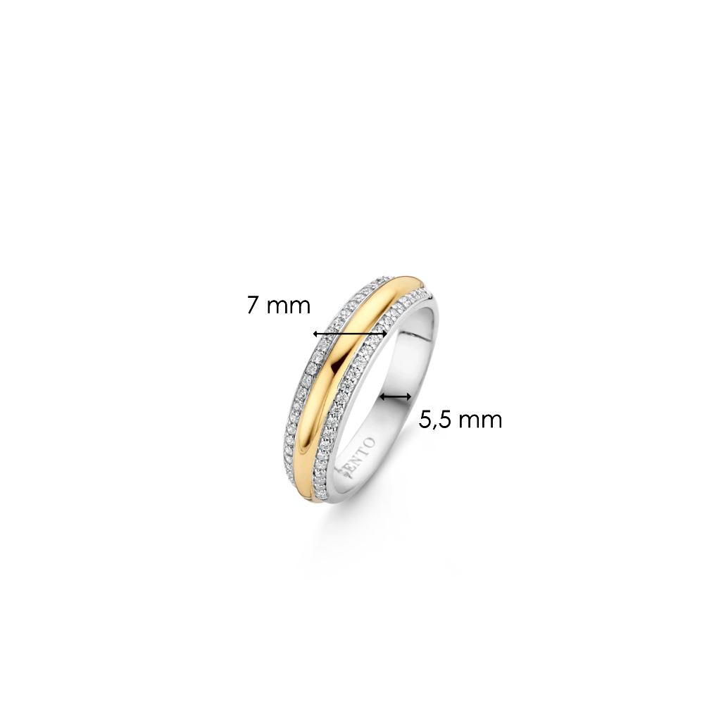 Este é um anel de prata banhado a ouro amarelo, apresentando um design de banda onde uma metade é adornada com várias pequenas pedras de zircónia branca, adicionando um efeito cintilante. A largura superior da banda é de 7 mm, enquanto a largura inferior é de 5,5 mm, indicando um leve estreitamento do design da banda de cima para baixo.