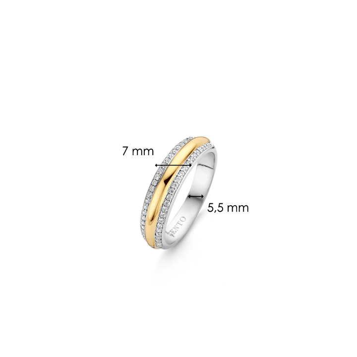 Este é um anel de prata banhado a ouro amarelo, apresentando um design de banda onde uma metade é adornada com várias pequenas pedras de zircónia branca, adicionando um efeito cintilante. A largura superior da banda é de 7 mm, enquanto a largura inferior é de 5,5 mm, indicando um leve estreitamento do design da banda de cima para baixo.