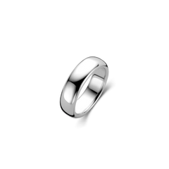 Um anel de prata banhado a platina com uma superfície lisa e polida e um design de banda clássico. 