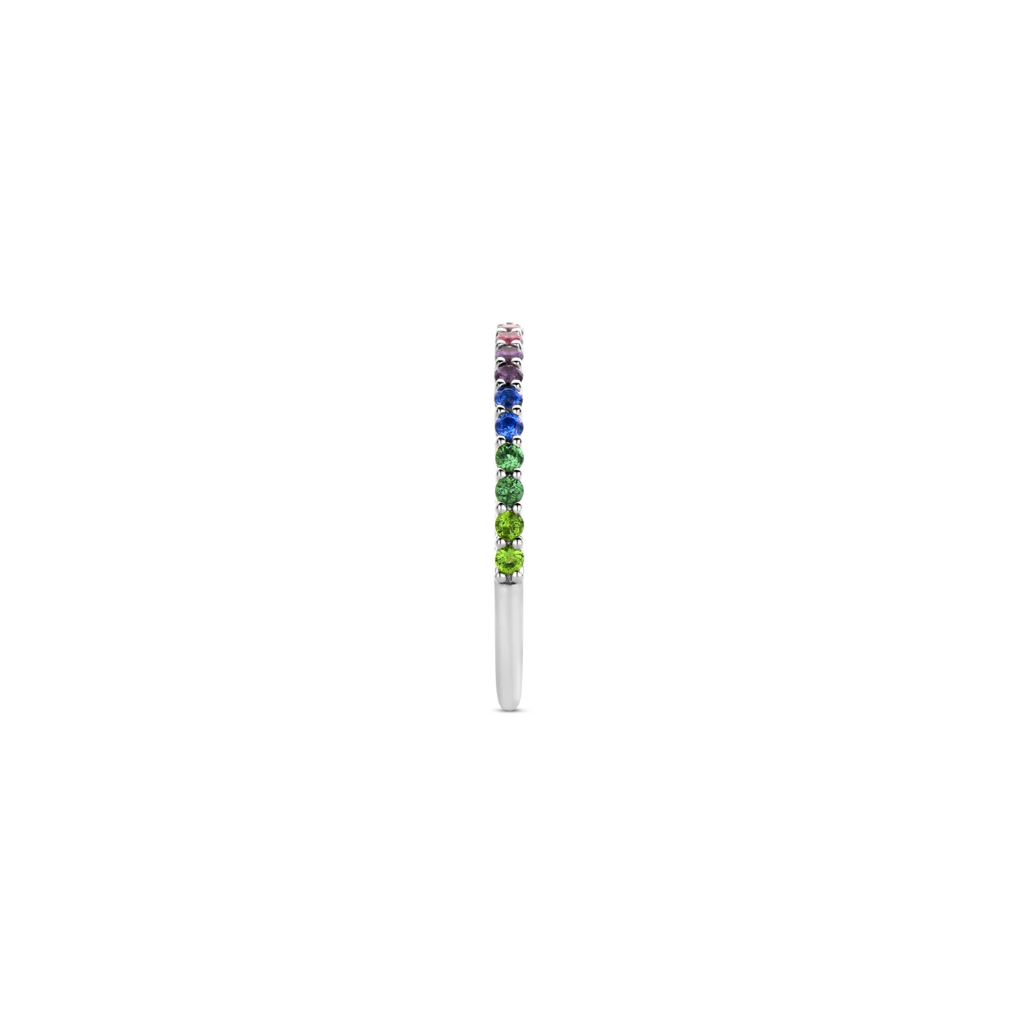 Imagem lateral de um anel de prata de lei 925 banhado a platina, apresentando uma fileira de pedras de zircónia cúbica engastadas que exibem um espectro de cores que varia de roxo, azul, verde a amarelo, laranja e vermelho.