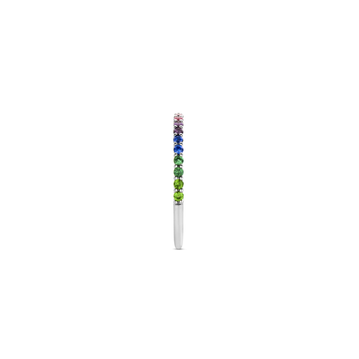 Imagem lateral de um anel de prata de lei 925 banhado a platina, apresentando uma fileira de pedras de zircónia cúbica engastadas que exibem um espectro de cores que varia de roxo, azul, verde a amarelo, laranja e vermelho.