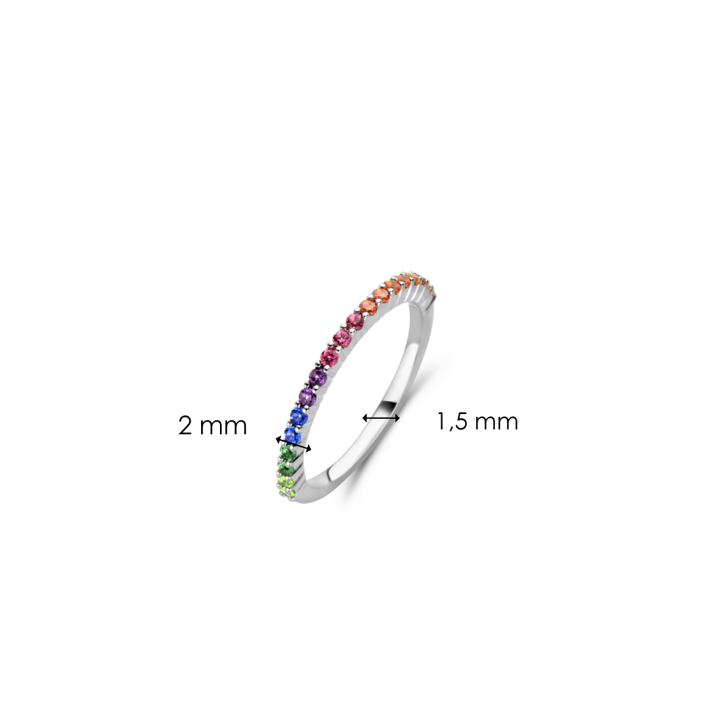 Imagem de um anel de prata de lei 925 banhado a platina, apresentando uma fileira de pedras de zircônia cúbica engastadas em várias cores. A banda mede 2 mm de largura e as pedras têm 1,5 mm cada, apresentando uma aparência delicada e colorida.” user escreve um alt text para este anel de prata de lei 925 banhado a platina com zircónias