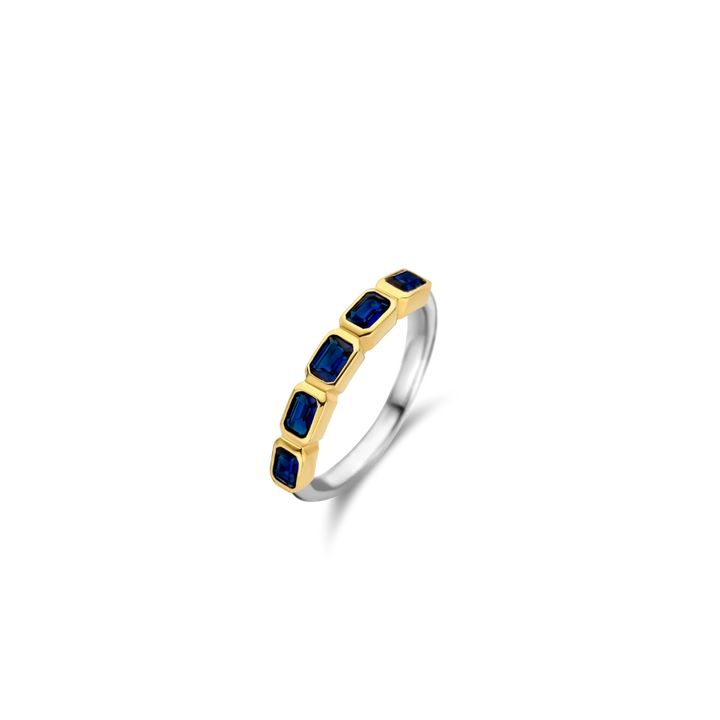Imagem de um anel de prata banhado a ouro amarelo, apresentando várias pedras retangulares de lapis lazuli dispostas em um engaste de canal, criando uma banda contínua de azul profundo ao longo da parte superior do anel. O contraste entre o banho de ouro amarelo e o rico azul das pedras de lapis lazuli torna esta peça visualmente impressionante.