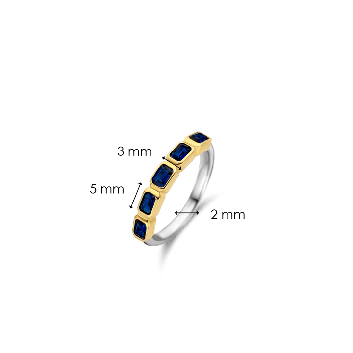 Imagem de um anel esguio feito de prata com banho de ouro. O anel apresenta várias pedras retangulares de lapis lazuli dispostas em um engaste de canal ao longo da parte superior. As pedras são de um azul profundo com nuances de dourado. A largura da banda é indicada como 2 mm, a largura da área de engaste das pedras é de 3 mm, e a altura da base até o topo das pedras é de 5 mm.