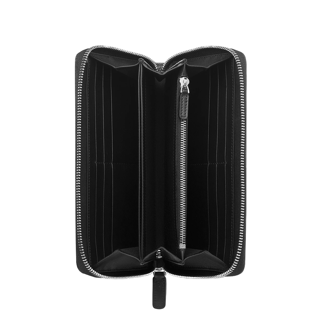 Carteira de couro Montblanc aberta, exibindo vários compartimentos para cartões e um compartimento central com zíper. A carteira é apresentada contra um fundo branco, destacando seu design elegante em preto e o emblema característico da Montblanc no puxador do fecho.