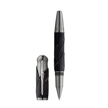 Uma caneta de resina sofisticada de cor preta com detalhes e padrões em prata, apresentando um clipe robusto e uma banda central com a marca, exibida tanto com tampa quanto sem tampa.