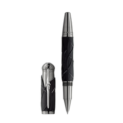 Uma caneta de resina sofisticada de cor preta com detalhes e padrões em prata, apresentando um clipe robusto e uma banda central com a marca, exibida tanto com tampa quanto sem tampa.