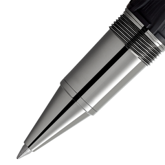 Imagem em close-up da ponta de uma caneta, provavelmente de resina, contra um fundo branco. A caneta tem um acabamento metálico com detalhes finos, como roscas na área de aderência e uma superfície brilhante e reflexiva. Esta imagem é relevante para mostrar o design e o artesanato da caneta.