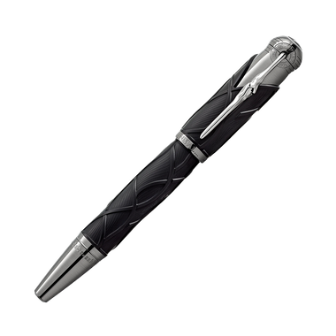 Uma caneta de resina elegante com design em preto e prata. O corpo da caneta apresenta um padrão geométrico com superfícies facetadas que refletem a luz, conferindo-lhe uma aparência sofisticada. A tampa e a ponta são acabadas em prata polida, complementando a resina preta. O clipe anexado à tampa também é prateado com uma forma aerodinâmica, adicionando ao visual elegante da caneta.