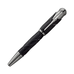 Uma caneta de resina elegante com design em preto e prata. O corpo da caneta apresenta um padrão geométrico com superfícies facetadas que refletem a luz, conferindo-lhe uma aparência sofisticada. A tampa e a ponta são acabadas em prata polida, complementando a resina preta. O clipe anexado à tampa também é prateado com uma forma aerodinâmica, adicionando ao visual elegante da caneta.