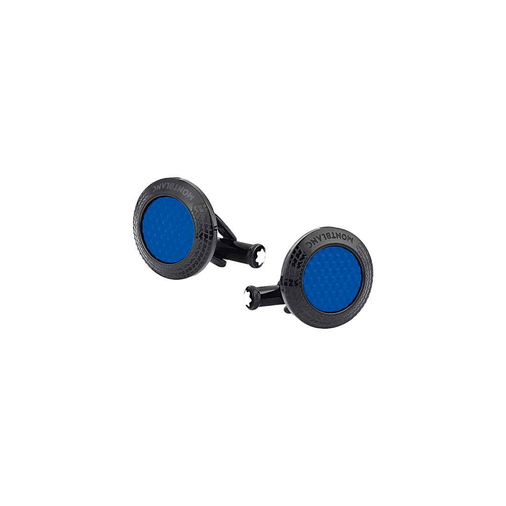 Um par de botões de punho com laca de pedra azul, inseridos numa moldura metálica circular polida. Os botões de punho têm uma superfície texturizada e são exibidos contra um fundo claro e simples, que contrasta com o metal escuro e a cor vibrante azul da laca. O nome da marca é visível na lateral do mecanismo de fixação de cada botão de punho.
