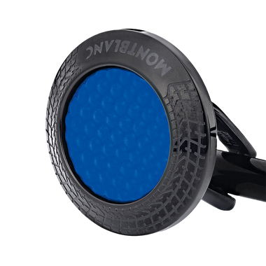 Imagem em close-up de um botão de punho que apresenta uma laca de pedra azul inserida numa moldura metálica circular preta com um padrão intrincado de banda de rodagem de pneu. A marca ‘MONTBLANC’ está gravada ao longo da borda superior da moldura metálica. O fundo é branco, destacando o contraste e os detalhes do design do botão de punho